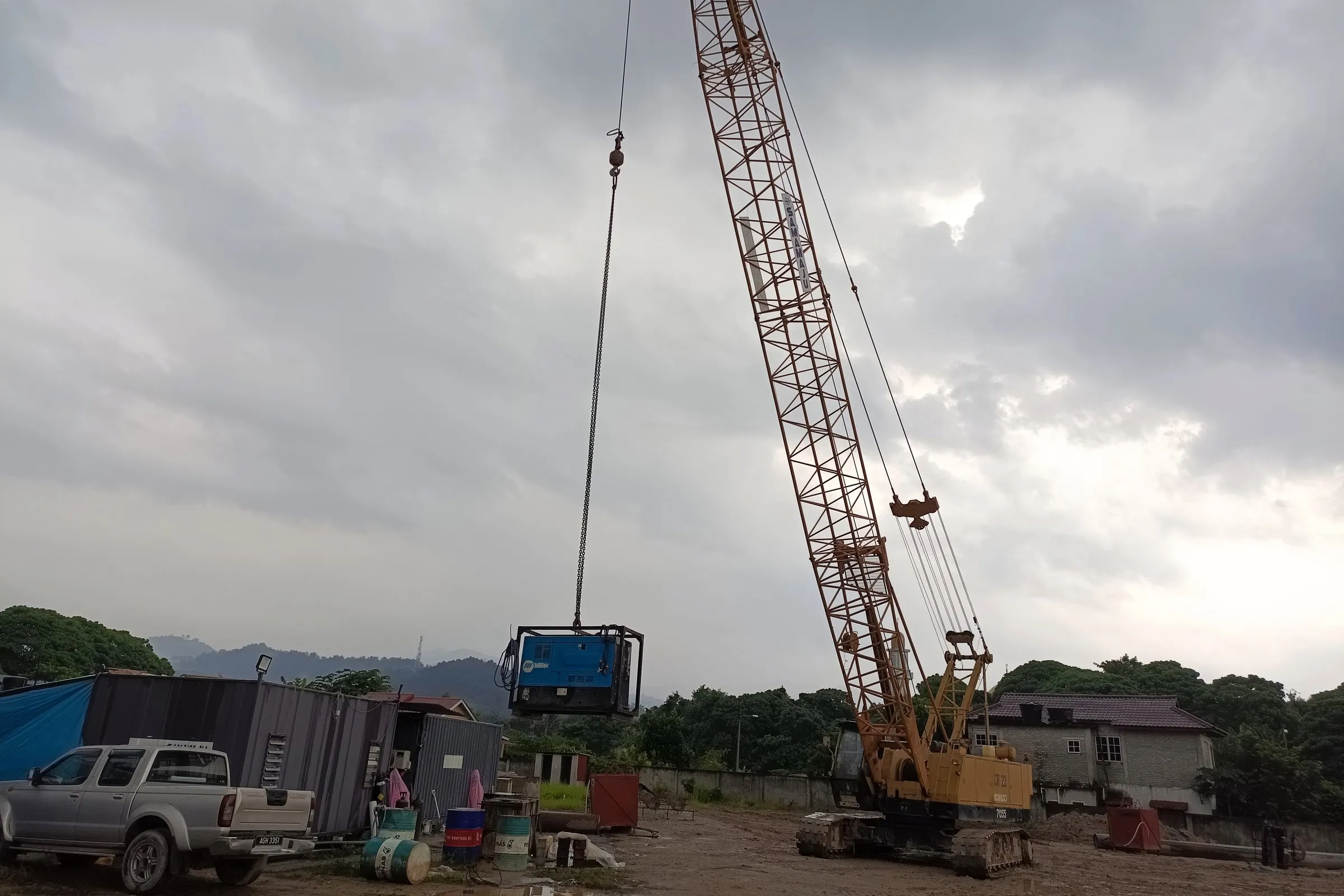 Samamaju KOBELCO 7055 crawler crane lifting a welding set on the Gombak piling site