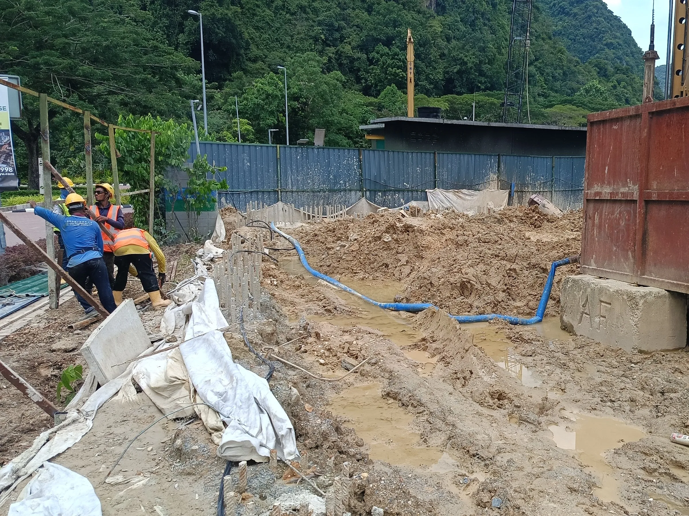 Contiguous bored pile retention line and site crew at Sunway City Ipoh